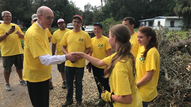 Presidente Eyring Fornece Apoio para Mãos que Ajudam na Flórida