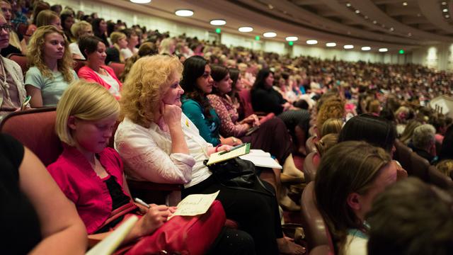 Líderes da Igreja Compartilham Mensagens sobre Serviço e Virtude Durante Sessão Geral das Mulheres
