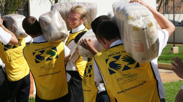 Voluntarios Mãos que Ajudam a Armazenar e Doar Alimentos