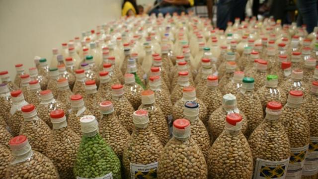 Garrafas Mãso que Ajudam a Armazenar e Doar Alimentos